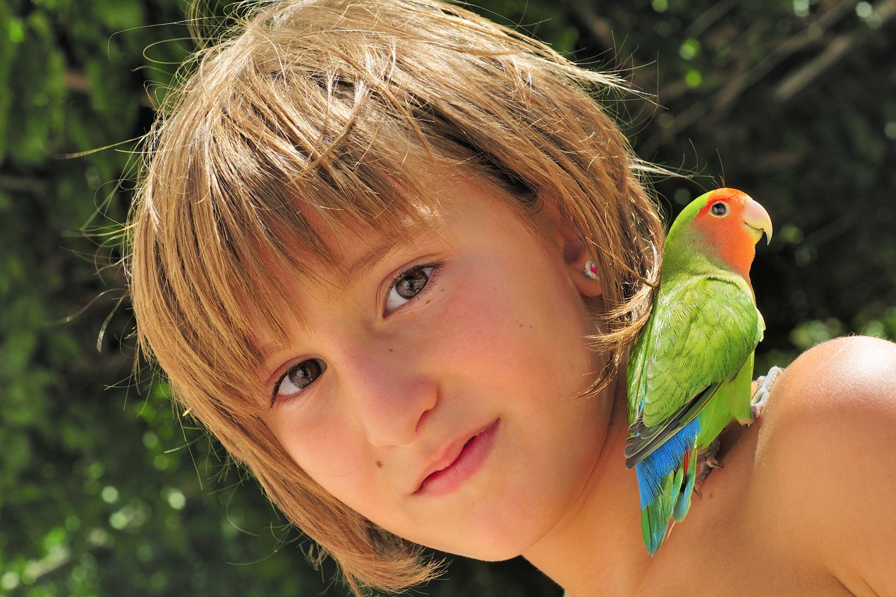 Child portrait photography by Ian Tragen - Girl with parakeet